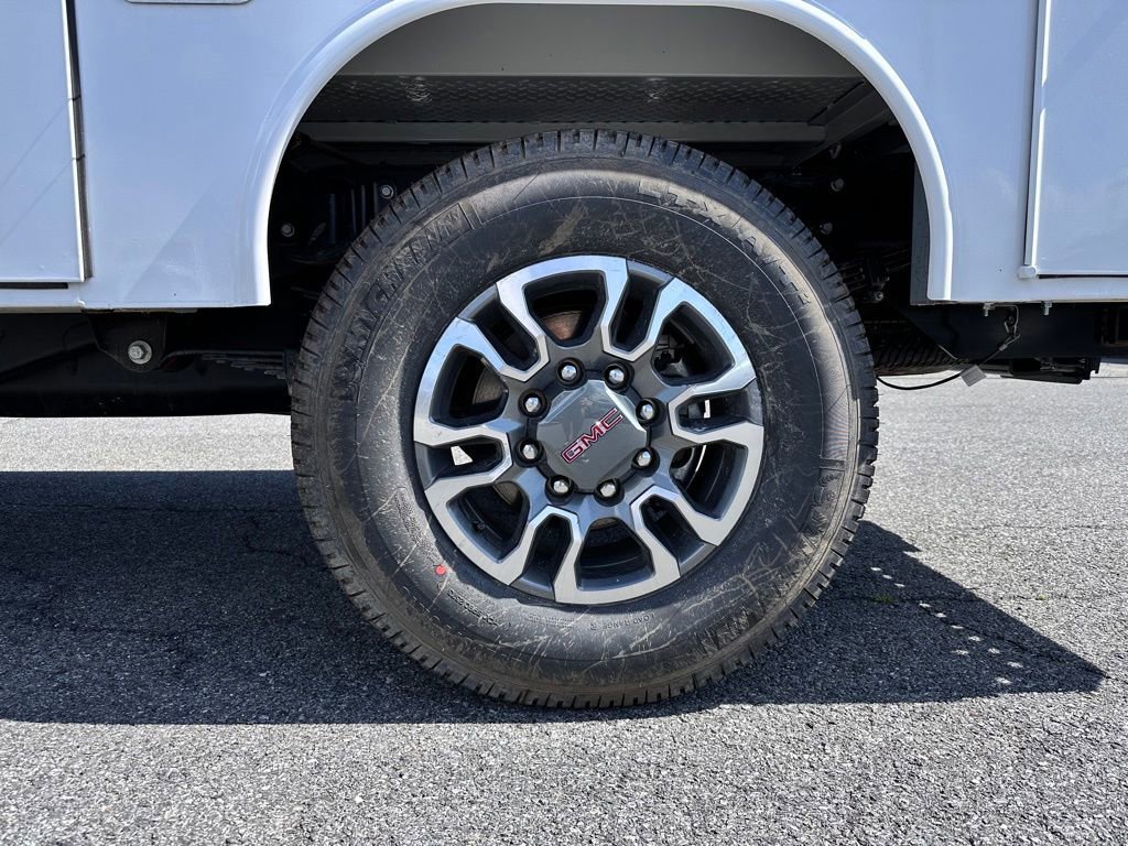 New 2026 Summit White GMC Pro image 39