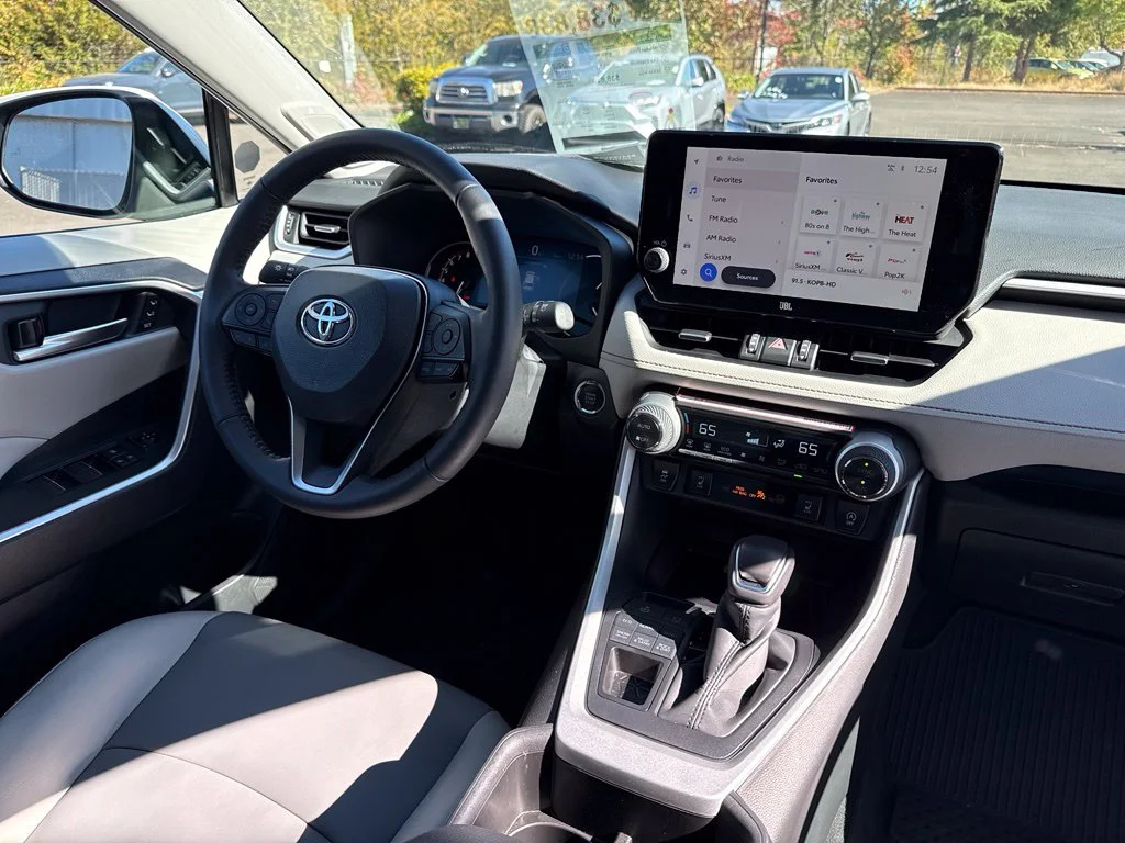 Used 2025 Pearl Toyota XLE Premium image 21