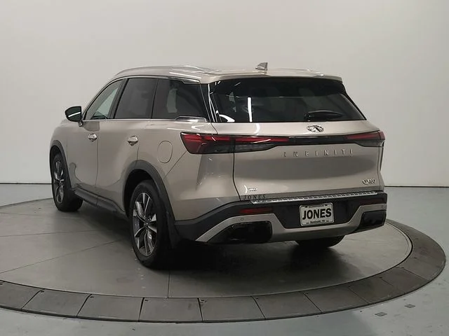 Used 2023 Silver INFINITI LUXE image 7