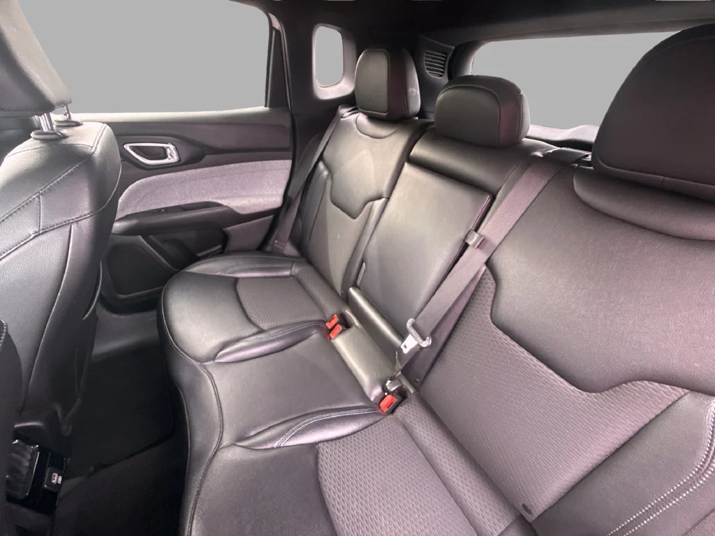 Used 2024 White Jeep Latitude image 12