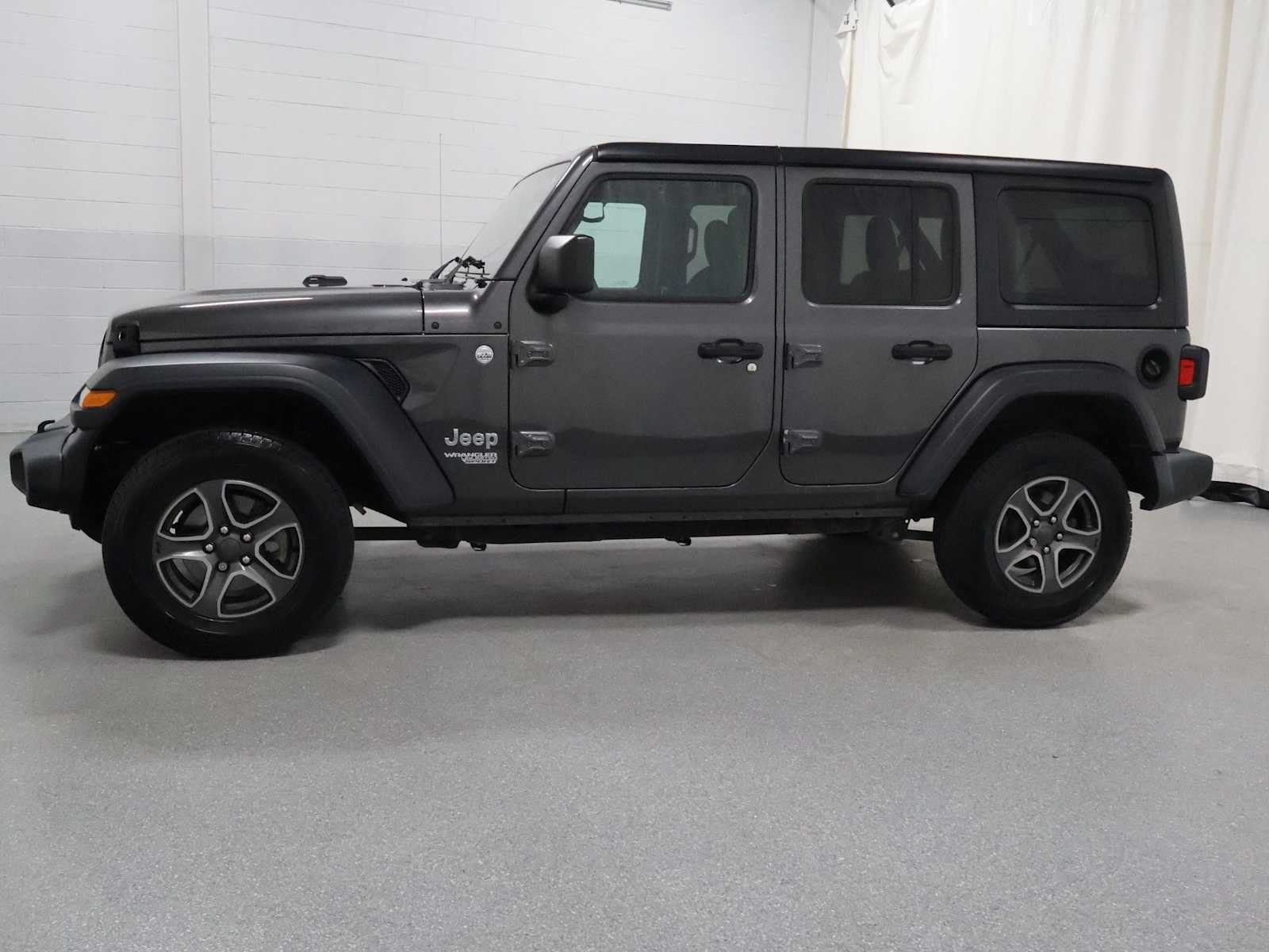 Used 2018 Granite Crystal Metallic Clearcoat Jeep Sport S image 2