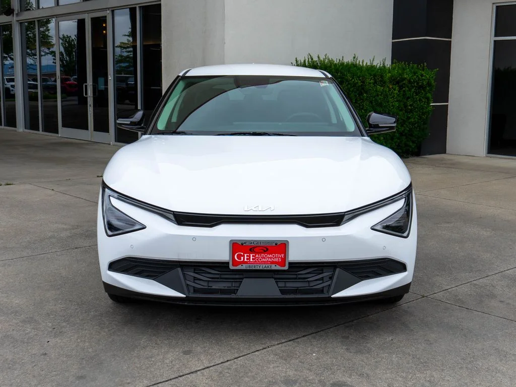 New 2026 Glacial White Pearl Kia LIGHT image 2
