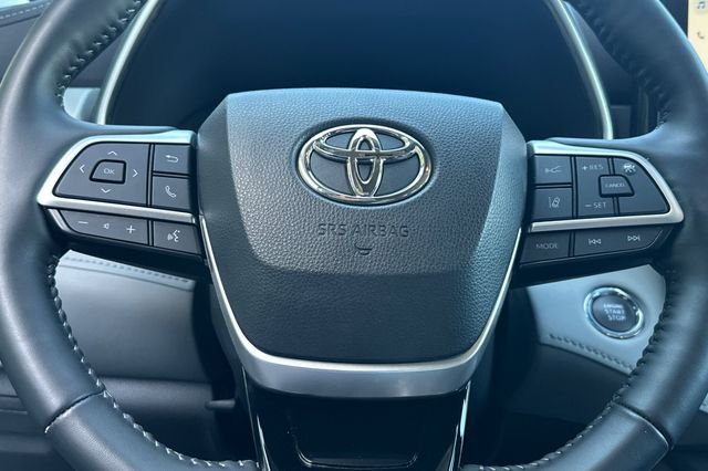 Used 2023 Silver Toyota Platinum image 31