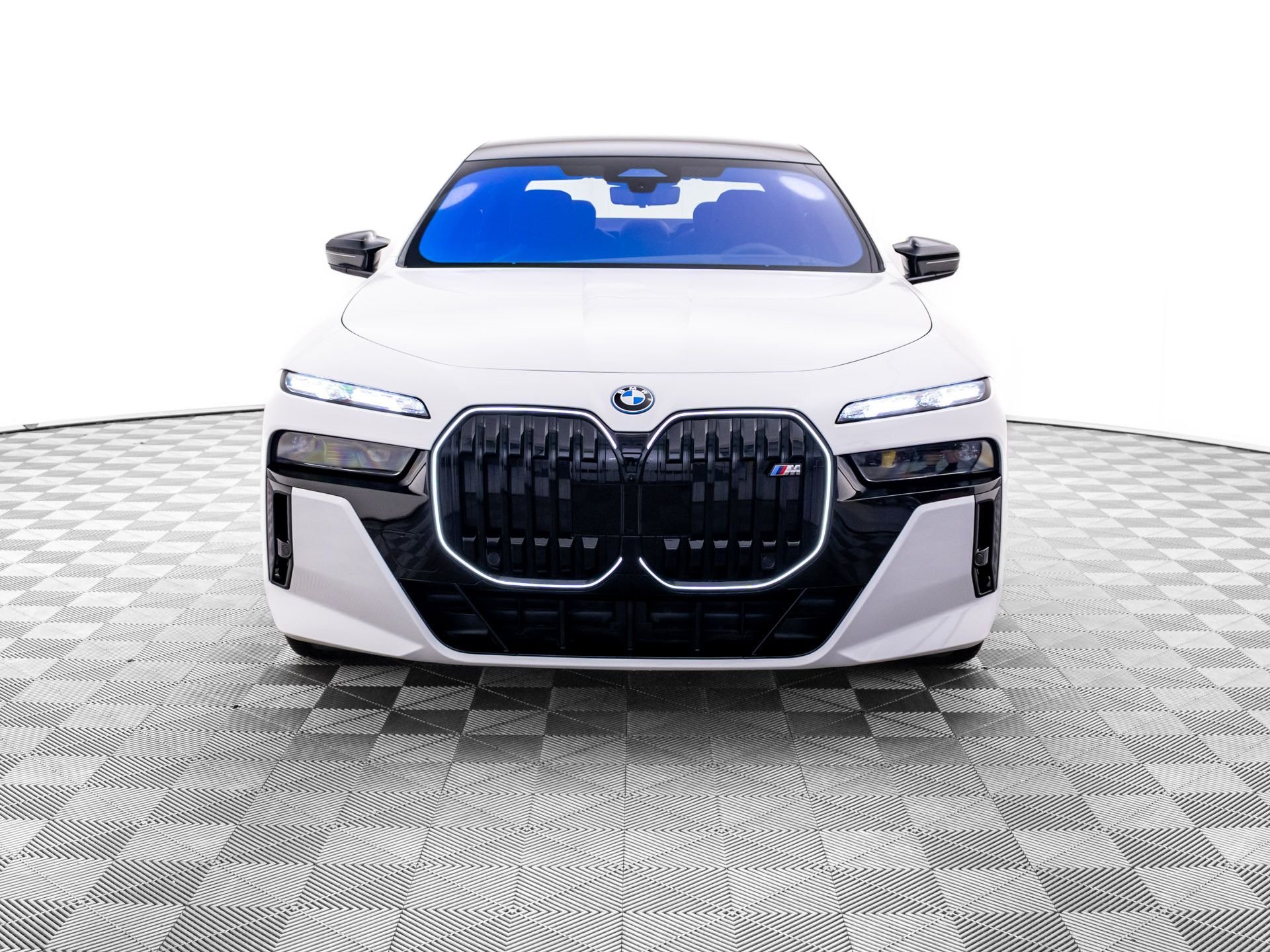 New 2026 Alpine White BMW M70 image 10