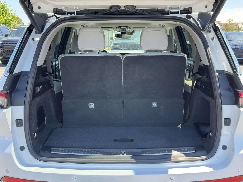 Used 2023 White Jeep Overland image 29