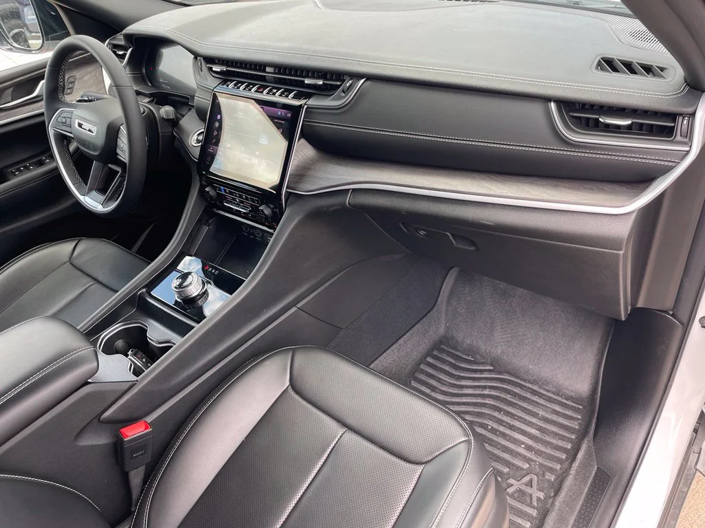 Used 2025 White Jeep Limited image 18