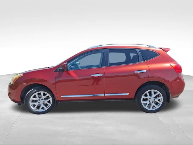 Used 2013 Red Nissan SL image 4