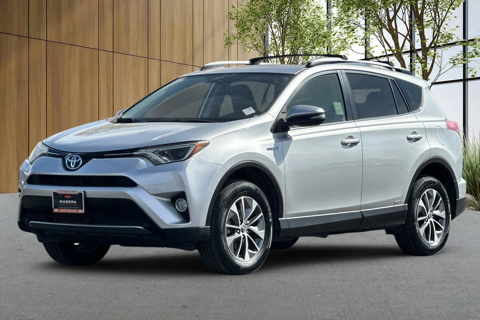 Used 2016 Silver Toyota XLE image 8