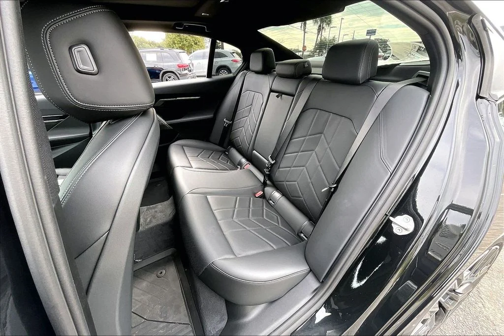 2026 BMW 5 Series 550e - Photo 23