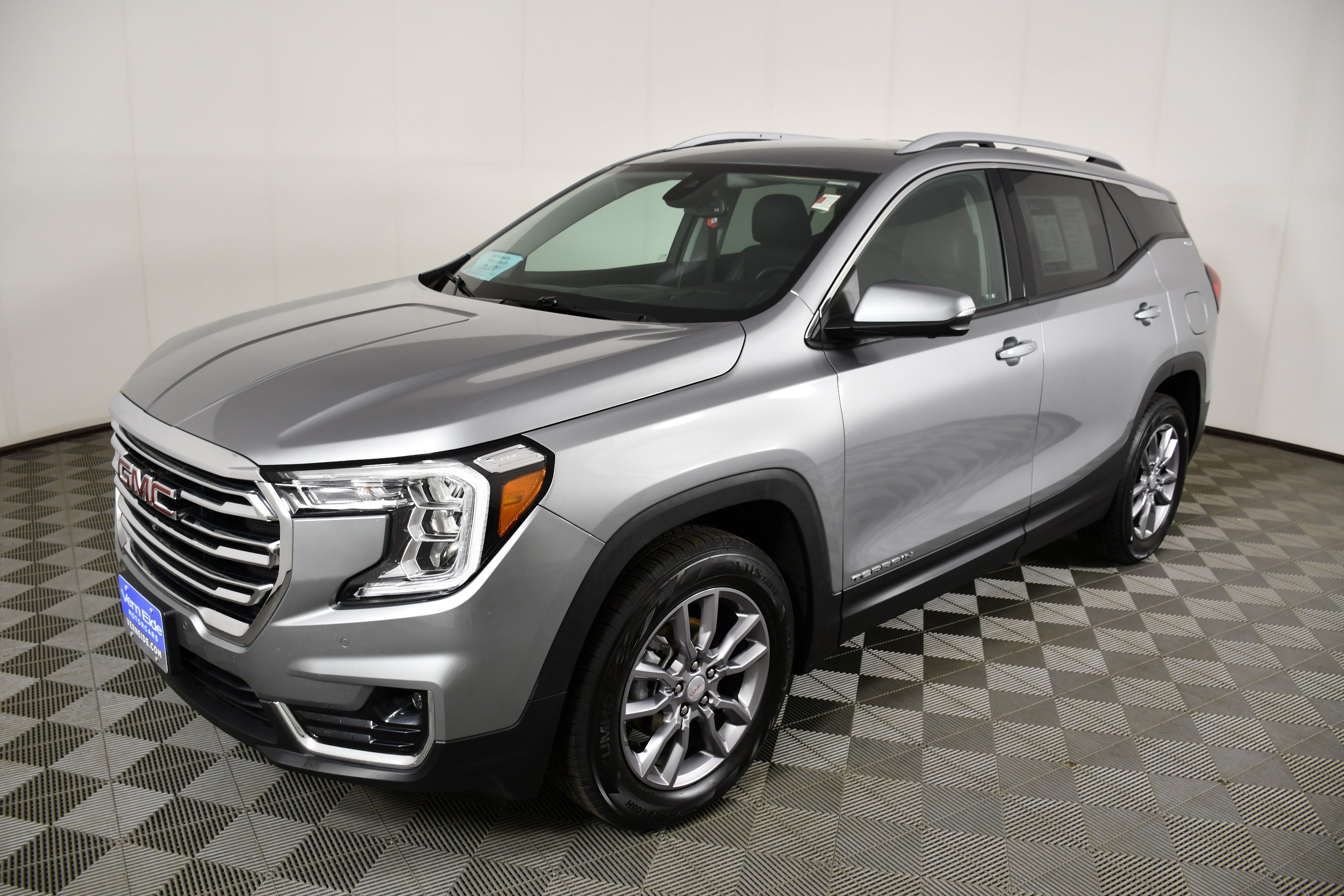 Used 2024 Sterling Metallic GMC SLT image 10