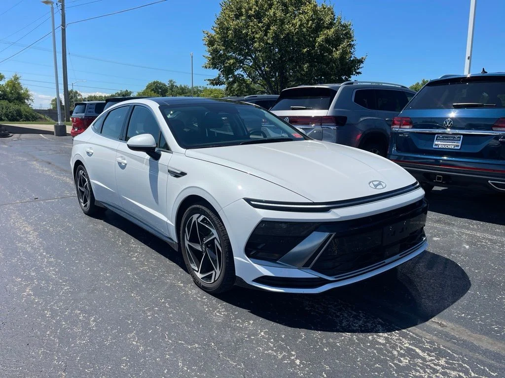 Used 2024 Serenity White Hyundai SEL image 4