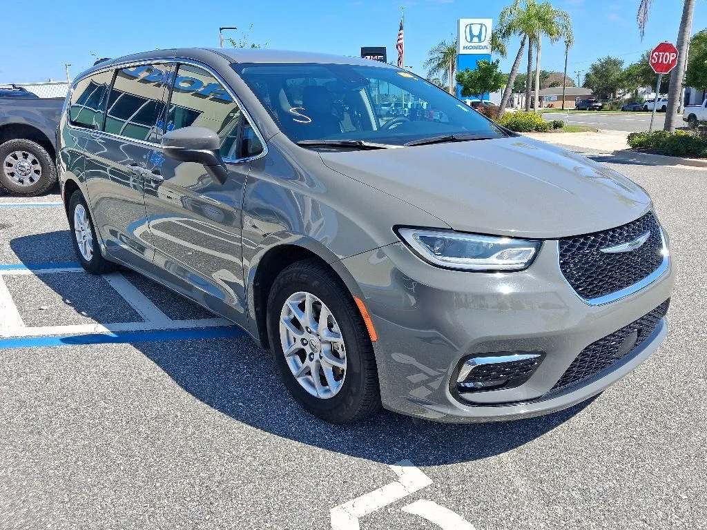 Used 2023 White Chrysler Touring L image 3