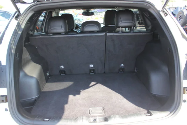 Used 2024 White Jeep Latitude image 24