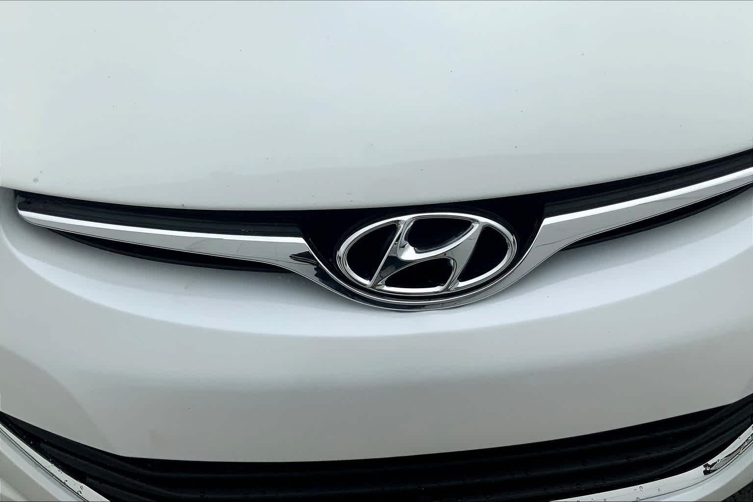 Used 2016 Quartz White Pearl Hyundai SE image 31