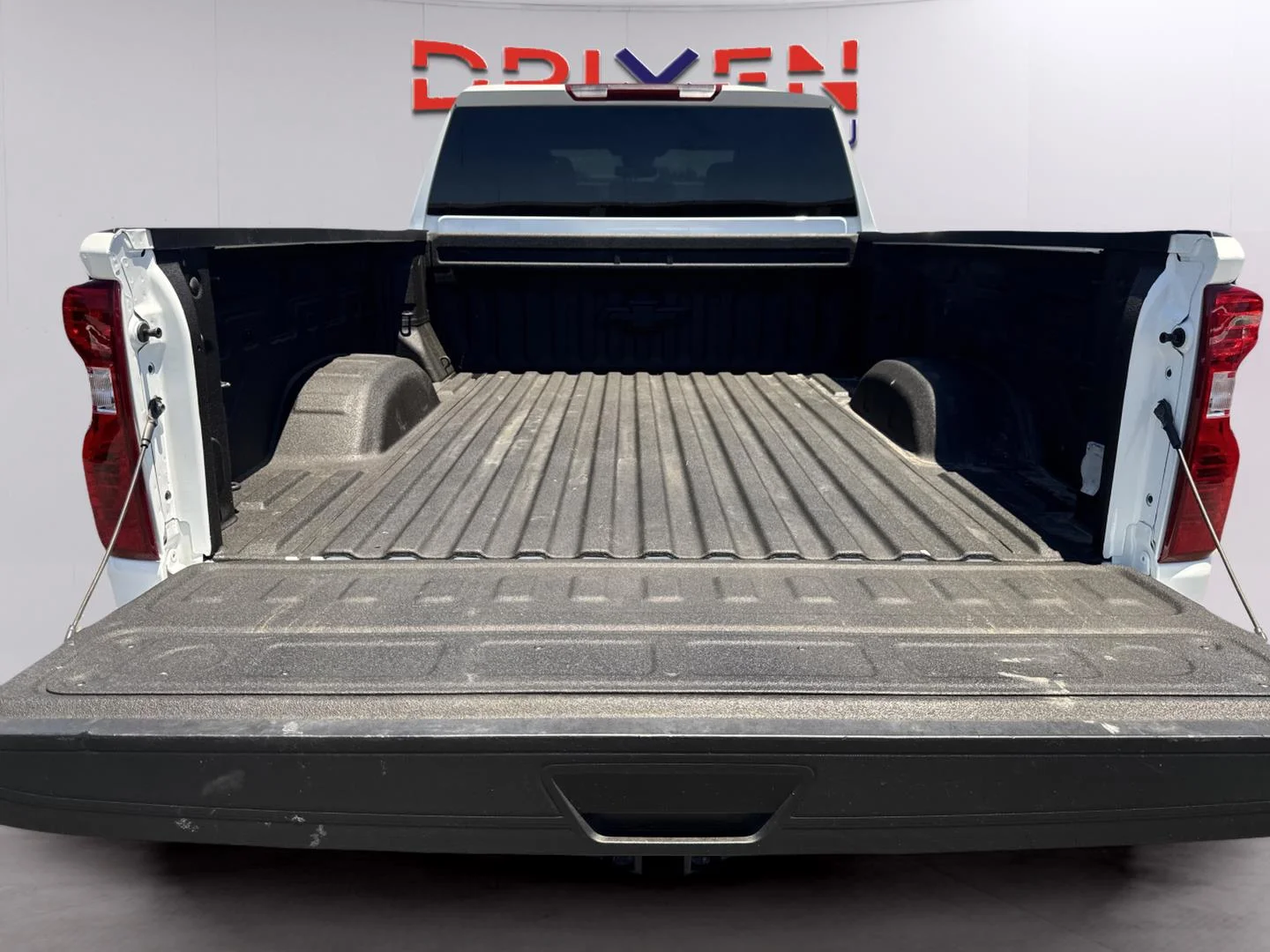 Used 2025 Summit White Chevrolet LT image 32