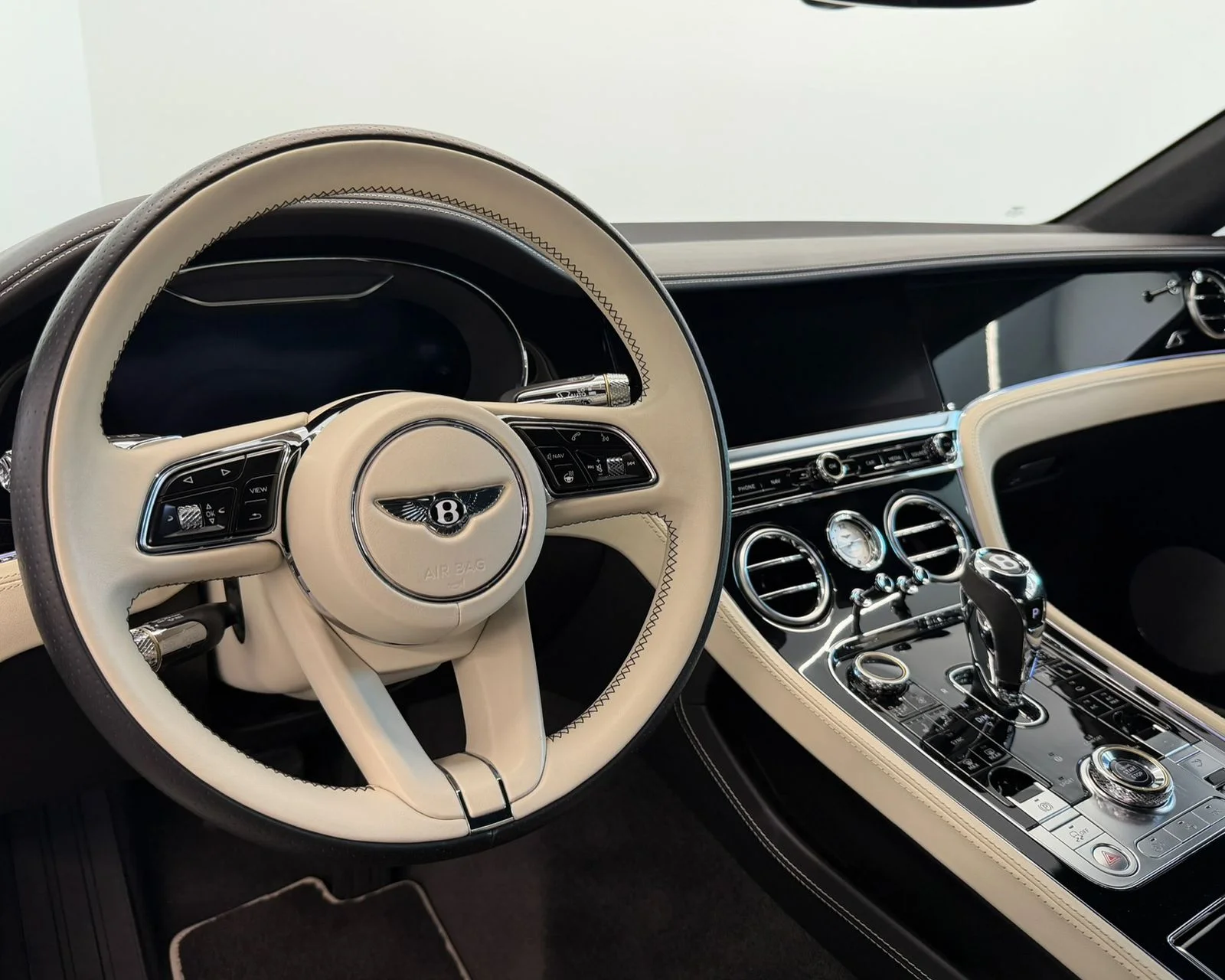 Used 2023 White Bentley V8 S image 18