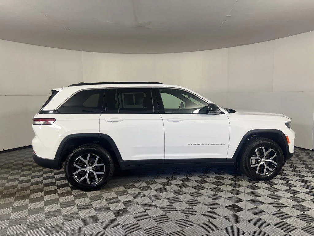 Used 2025 Bright White Clearcoat Jeep Limited image 9