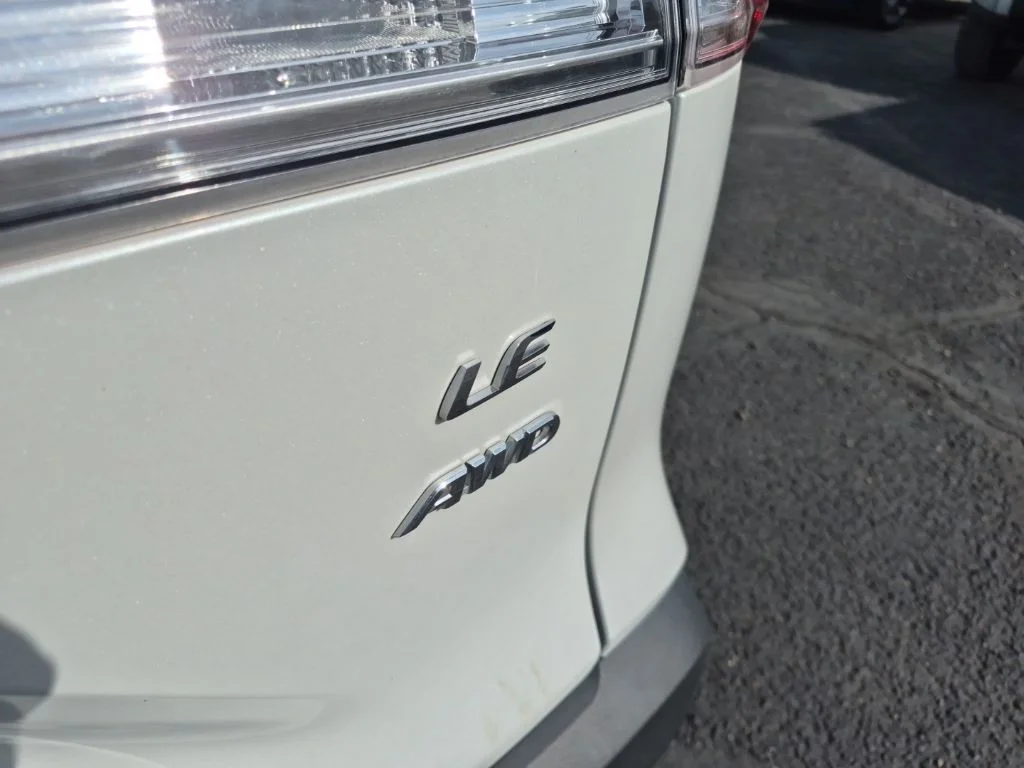 Used 2023 Pearl Toyota LE image 9