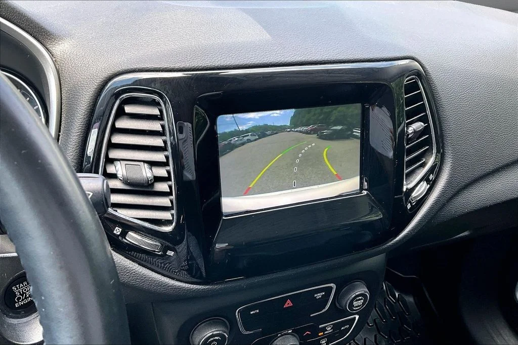 Certified Used 2019 White Jeep Latitude image 14