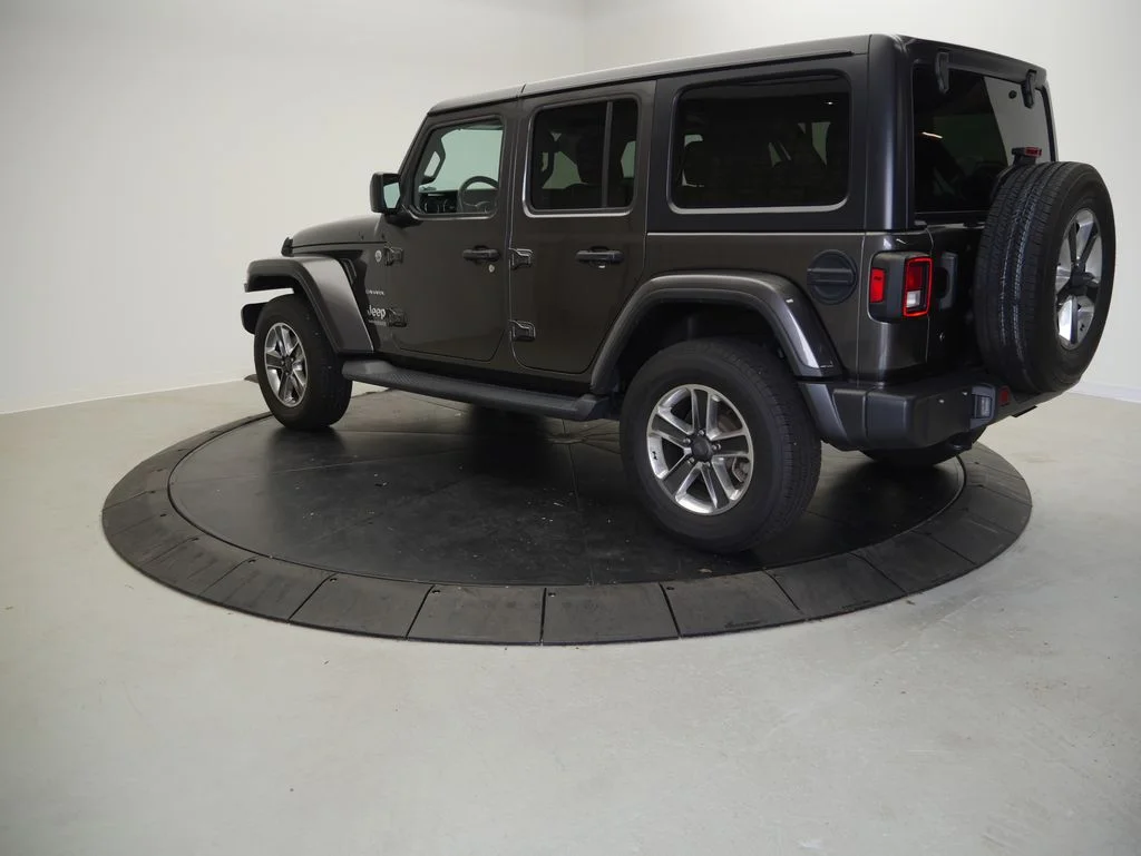 Used 2018 Crystal Metallic Jeep Unlimited Sahara image 3