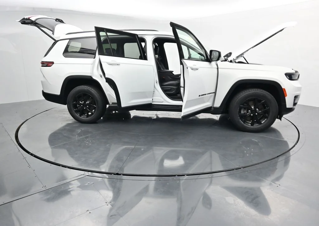 Used 2024 White Jeep Altitude image 37