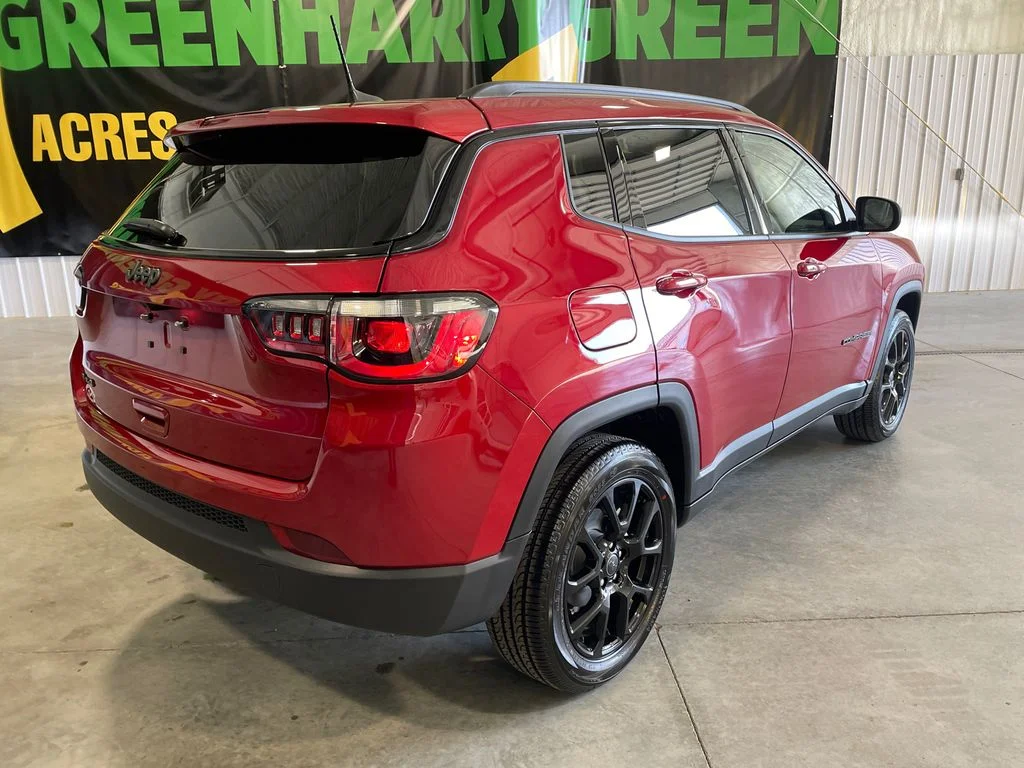 New 2026 Red Hot Pearlcoat Jeep Latitude Altitude image 5