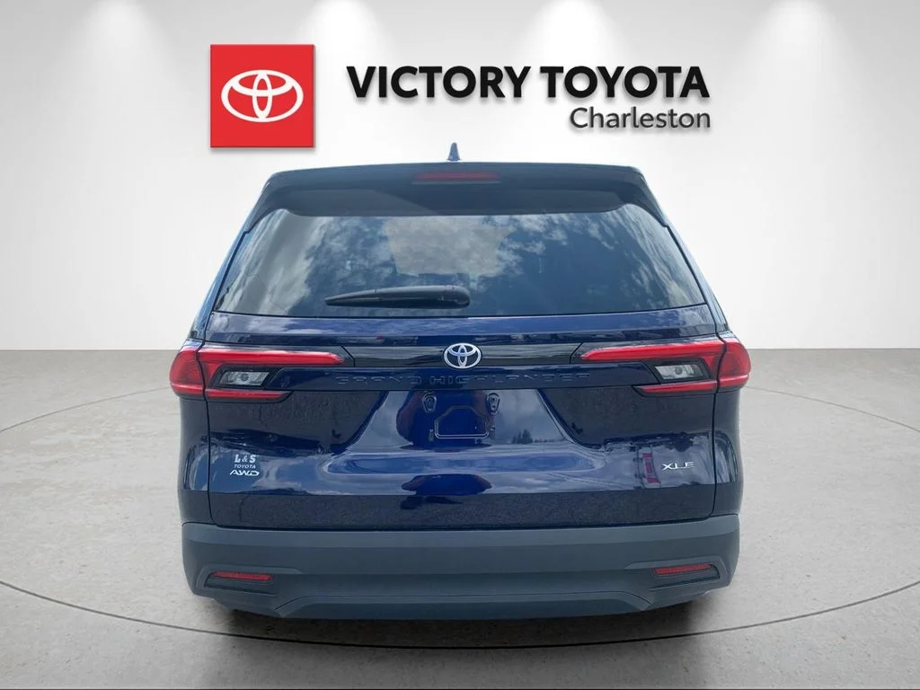 Used 2024  Toyota XLE image 4