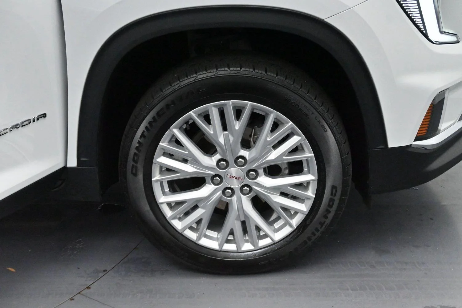 Used 2024 Summit White GMC FWD Elevation image 36