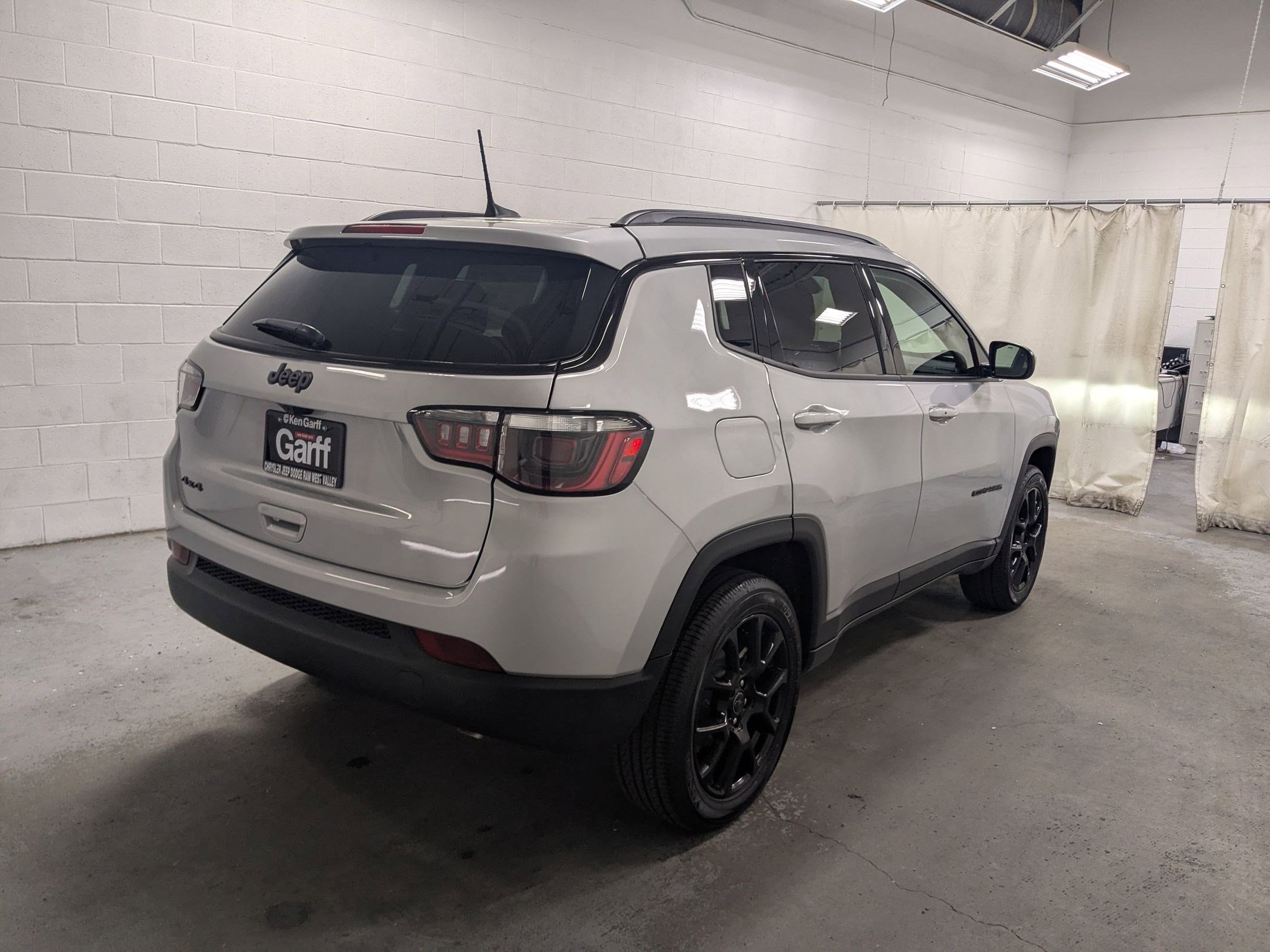 New 2026 Silver Zynith Metallic Clearcoat Jeep Latitude Altitude image 4