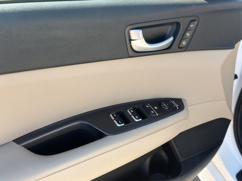 Used 2016 White Kia LX image 12