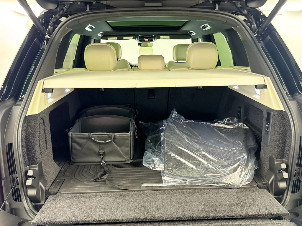 New 2026 British Racing Green Land Rover SE image 27