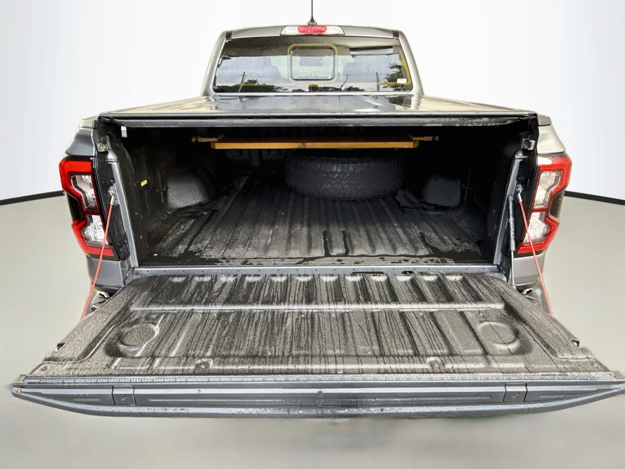 Used 2024 Carbonized Gray Metallic Ford LARIAT image 28