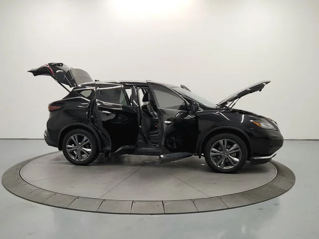 Used 2019 Black Nissan Platinum image 17