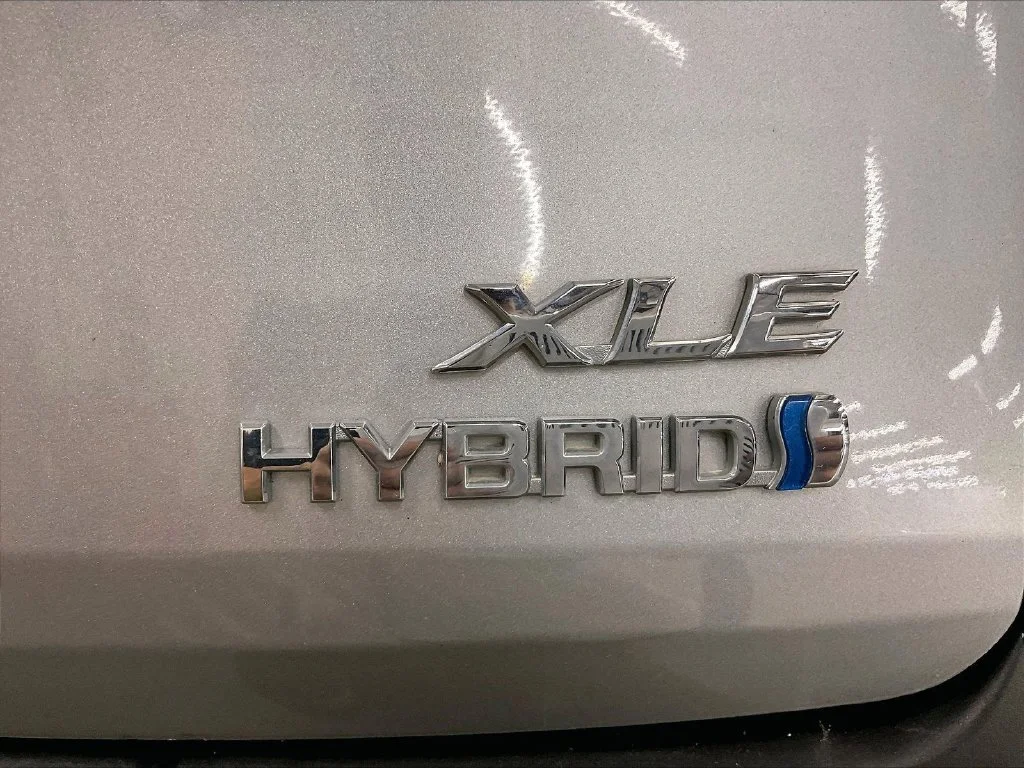 Used 2021 Silver Toyota XLE image 11