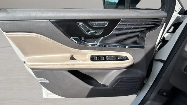 Used 2022 White Lincoln Standard image 17