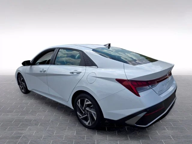 Used 2025 White Hyundai SEL Convenience image 5