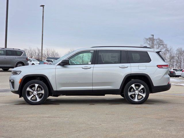 New 2026 Silver Zynith Exterior Paint Jeep Limited image 4