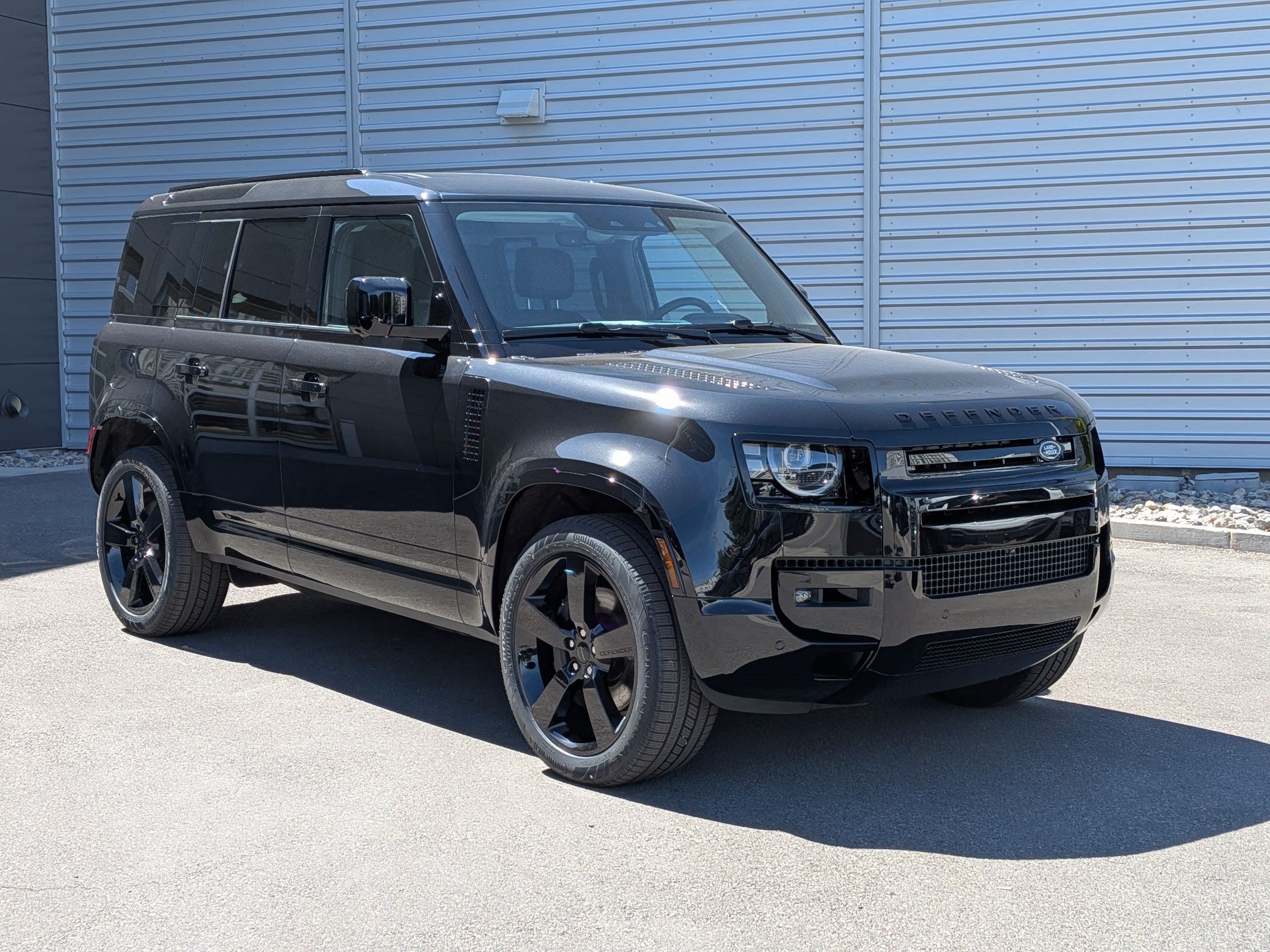 New 2026 Santorini Black Land Rover P400 X-Dynamic SE image 3