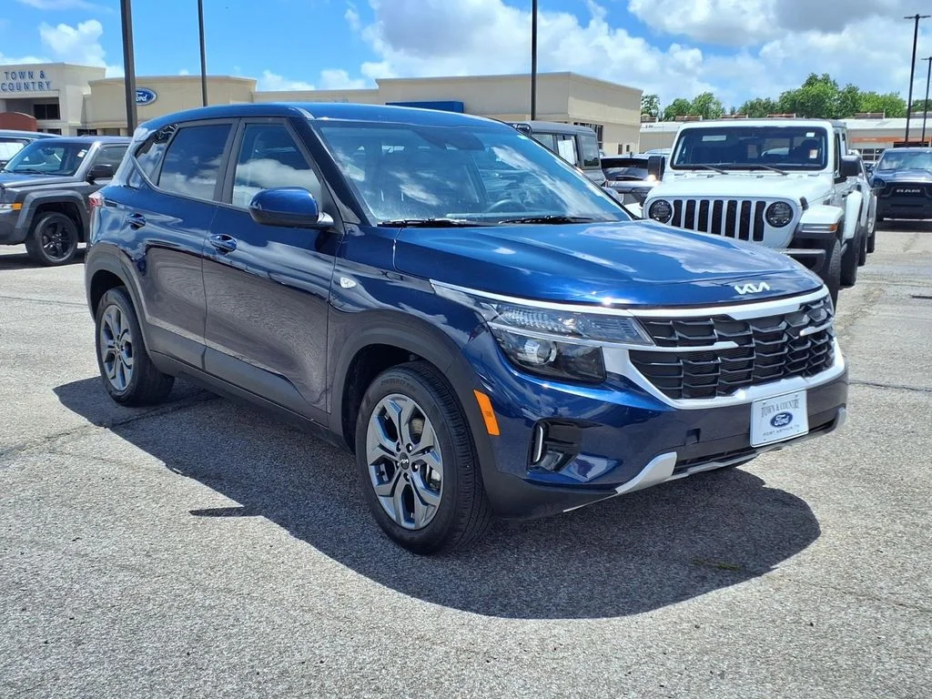 Used 2026 Blue Kia LX image 3