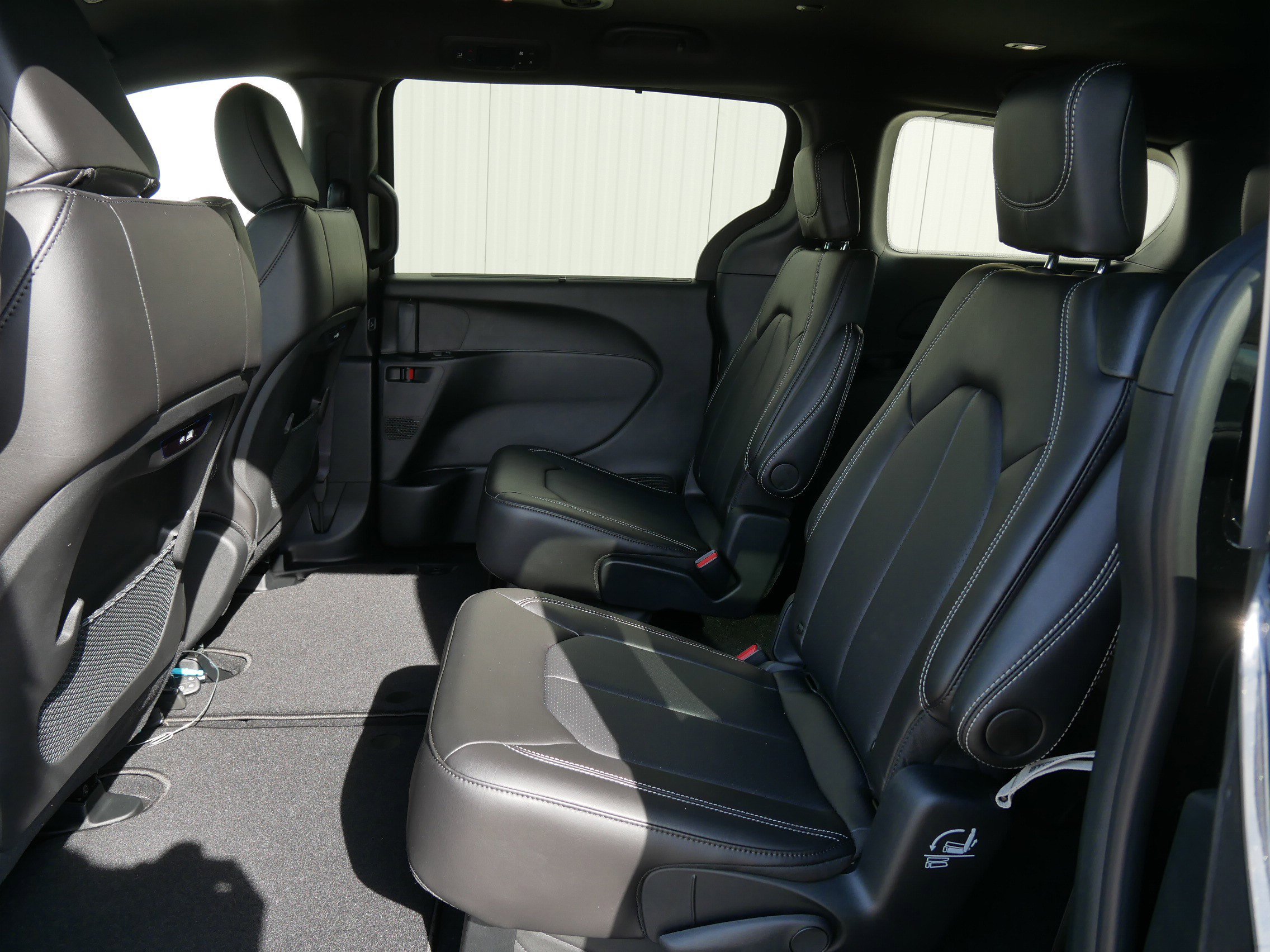 New 2026 Diamond Black Crystal Pearl-Coat Exterior Paint Chrysler Select image 8