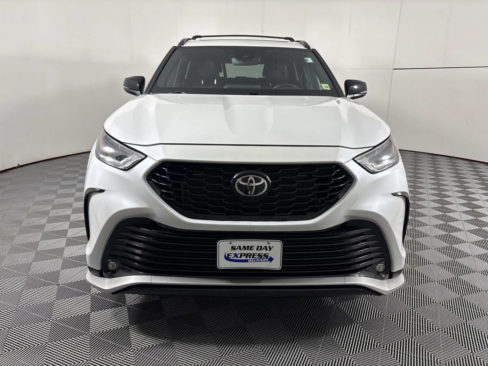 Used 2022 Wind Chill Pearl Toyota XSE image 2