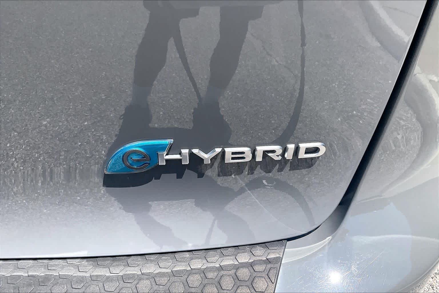 Used 2023 Ceramic Gray Clearcoat Chrysler Hybrid Pinnacle image 9