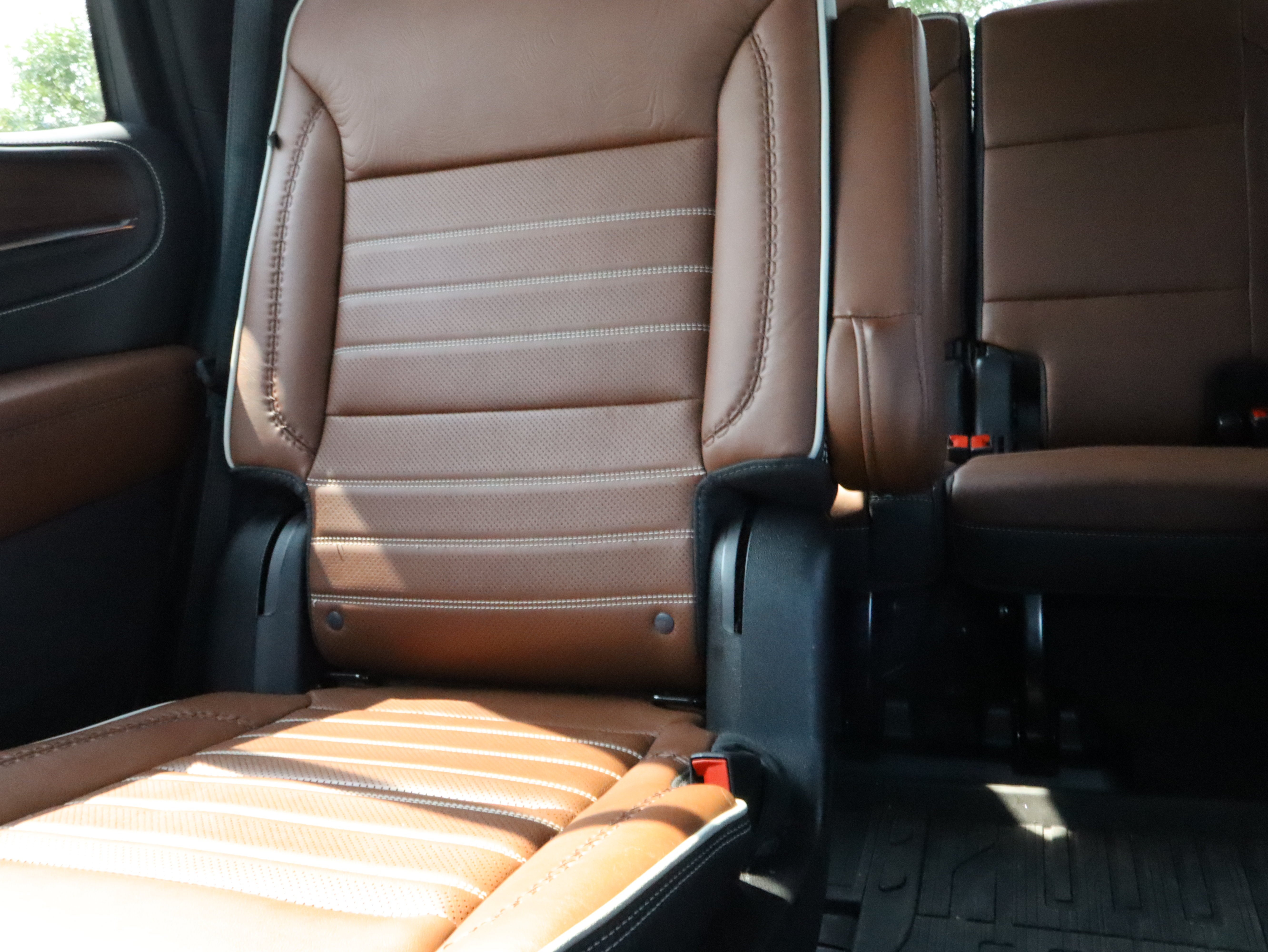Used 2024 White Frost Tricoat GMC Denali Ultimate image 10