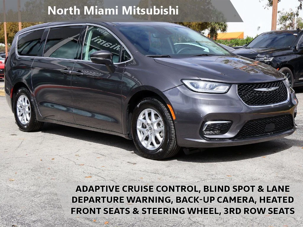 2023 Chrysler Pacifica Touring L's photo