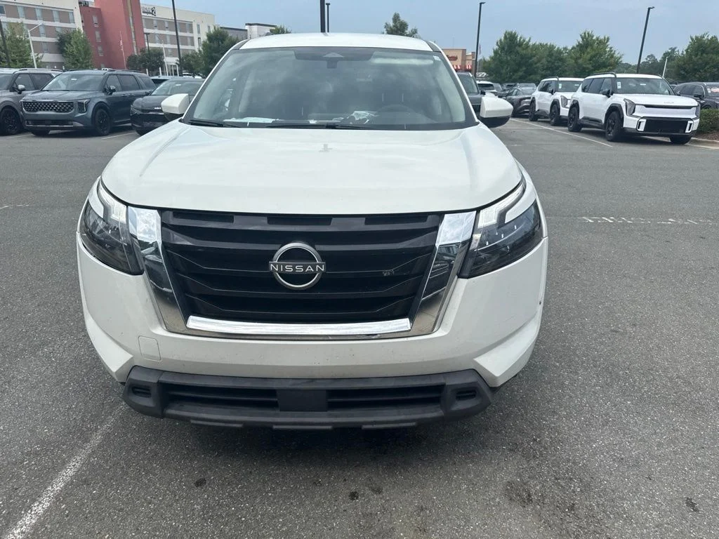 Used 2023 White Nissan SV image 3