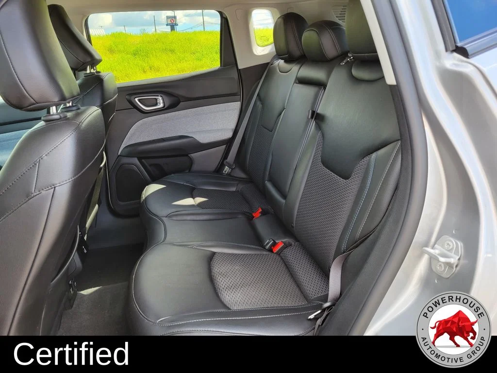 Used 2022 Silver Jeep Latitude image 17