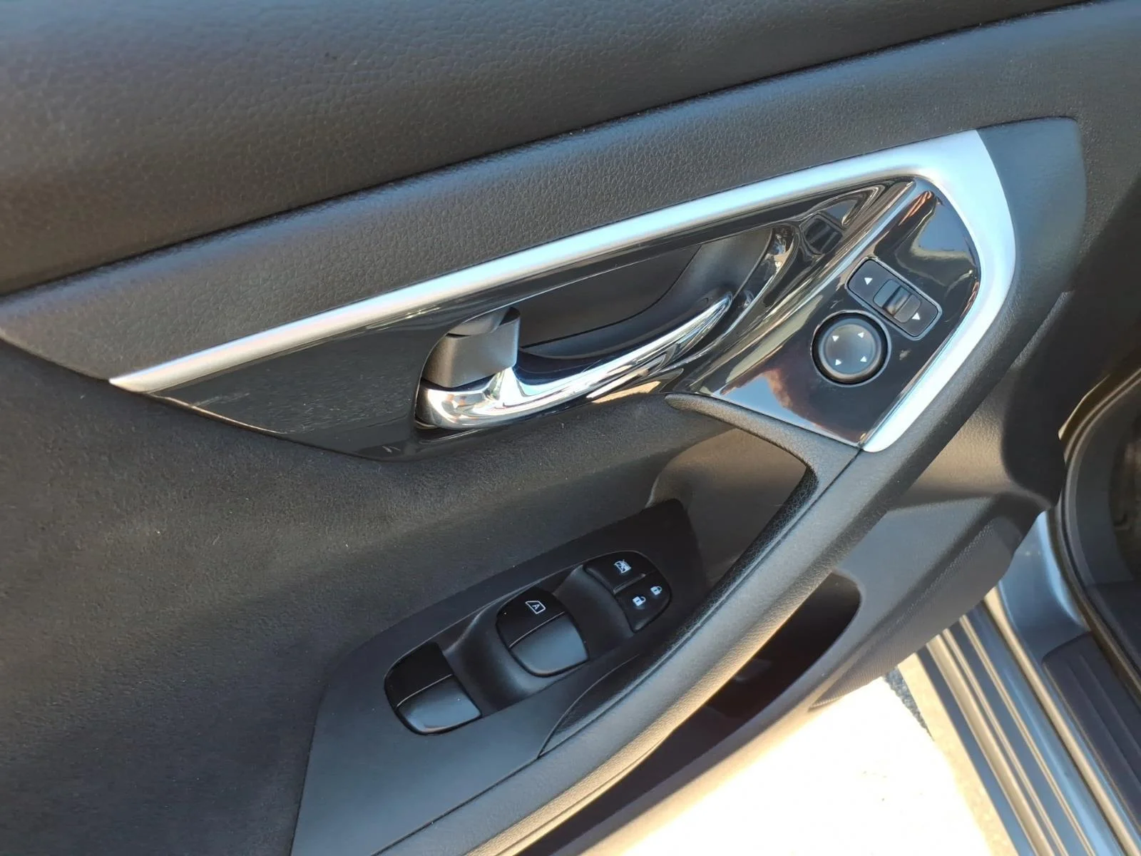 Used 2014 Gun Metallic Nissan 2.5 S image 11