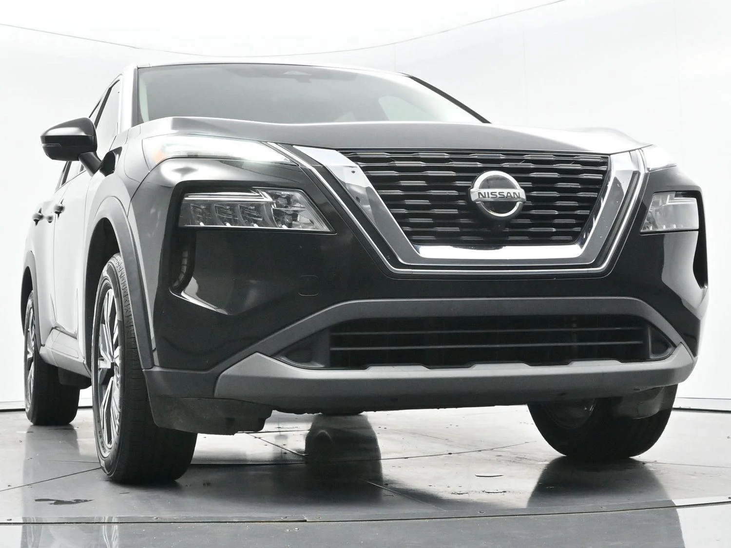 Used 2021 Super Black Nissan SV image 43