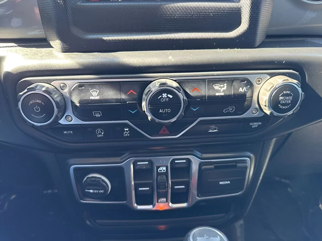 Used 2021 White Jeep Unlimited Sahara image 14