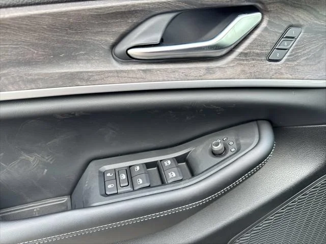 New 2027 High-Gloss Black Paint Jeep Limited image 13